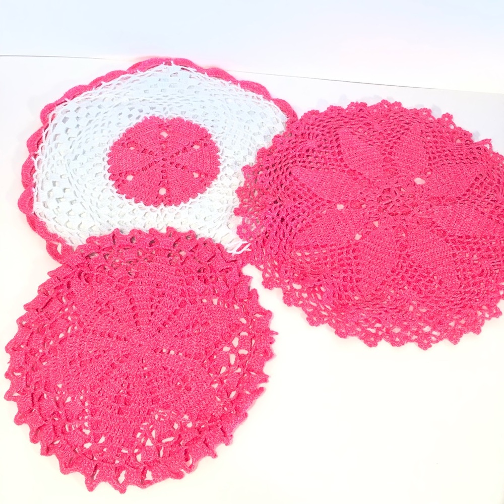 Set of 6 doilies bright neon pink and white
